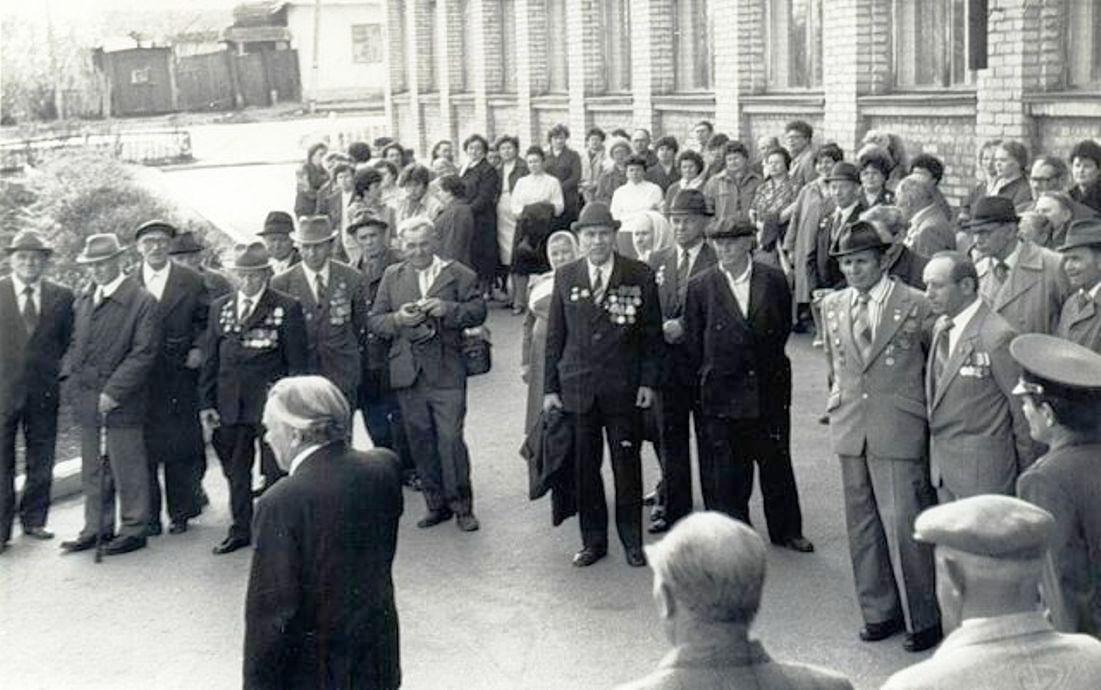 9 мая 1985 г.- у школы № 8.jpg